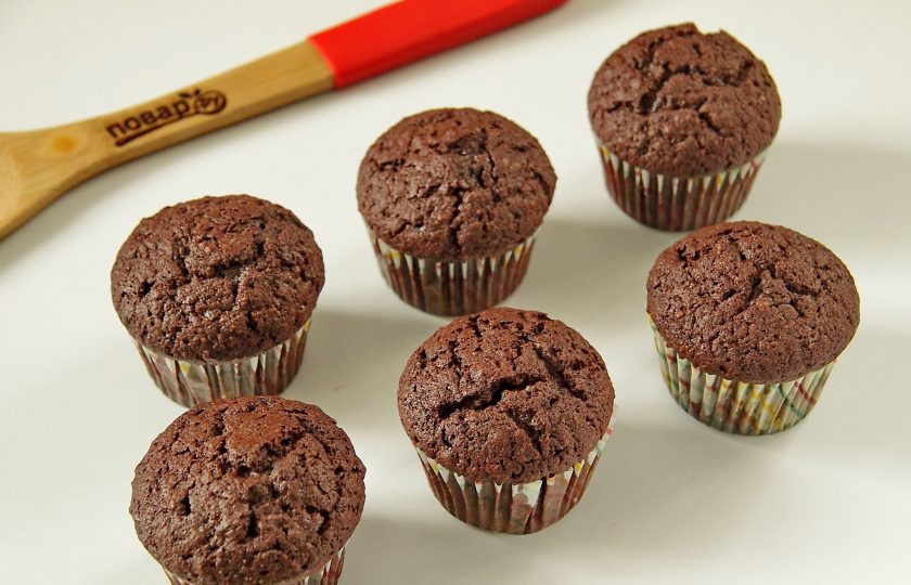 1. Этап. Шоколадно-ореховые кексы: Шоколадно-ореховые кексы готовы. Переложите их на решетку и дайте остыть.