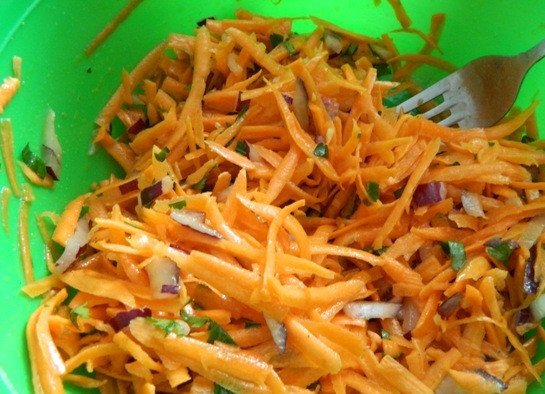 1. Этап. Французский морковный салат: 5. Вливаем заправку-соус к морковке, добавляем соль и перец по вкусу, аккуратно перемешиваем. Пусть 5-10 минут настоится — и можно подавать.