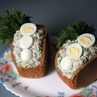 Салат в буханке хлеба