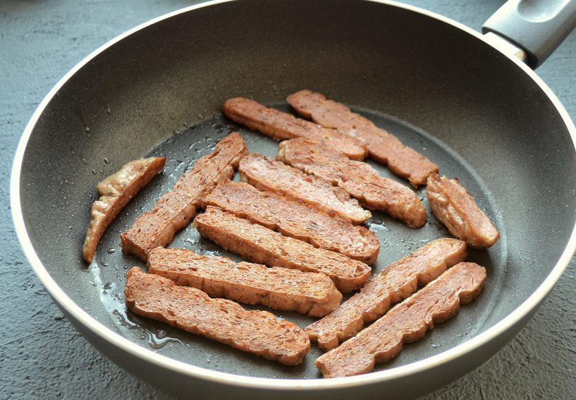 1. Этап. Постная шаурма: Разогрейте сковороду на среднем огне, начните обжаривать сейтан пару минут. Посолите, поперчите по вкусу. Затем переверните ломтики, обжаривайте ещё пару минут с другой стороны.