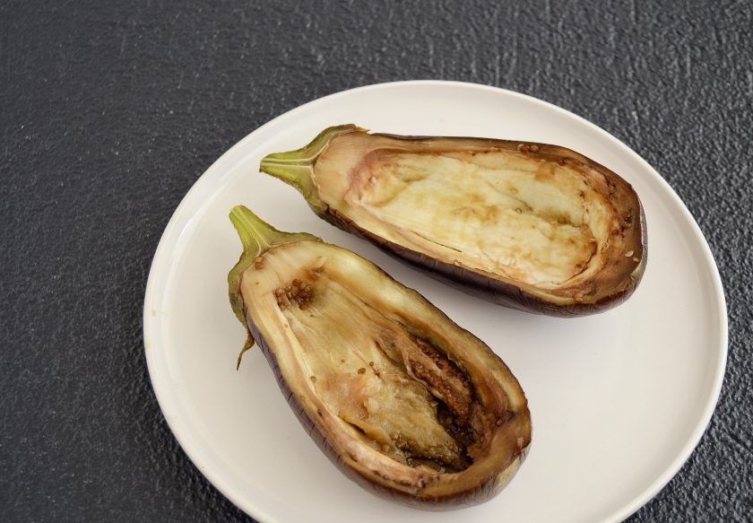 1. Этап. Чечевица с баклажанами: Разрежьте баклажан пополам и вырежьте сердцевину.