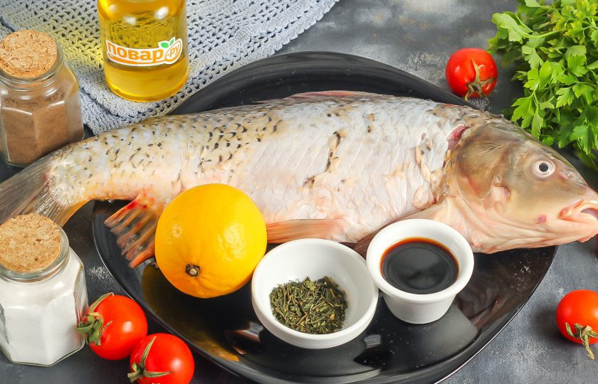 1. Этап. Карп по-польски: Подготовьте указанные ингредиенты. Карпа заранее почистите от чешуи и внутренностей, тщательно промойте в воде внутри и снаружи.