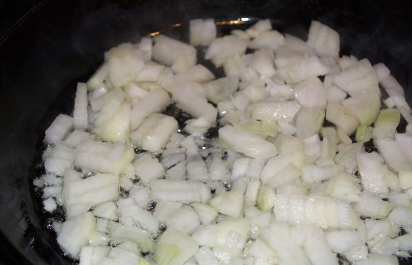 1. Этап. Солянка с картошкой: Репчатый лук нарежьте кубиками. Обжарьте на растительном масле.