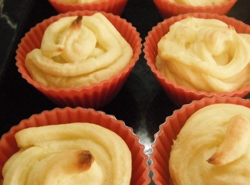 1. Этап. Картофельное пюре, запеченное в духовке: 5. Подержите в духовке формочки с пюре минут 15-20, пока верхушка станет слегка золотистой. Тогда она будет хрустящей.