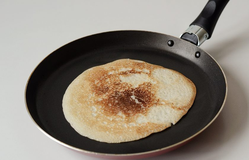 1. Этап. Блинчики из кокосовой муки: Выпекайте блинчики на хорошо разогретой сковороде до румяного цвета.