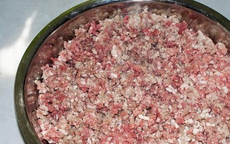 1. Этап. Фарш из телятины: Пропускаем лук и мясо через мясорубку.