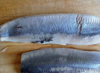 1. Этап. Закуска из сельди к праздничному столу: Сельдь разбираем на два филе, удаляем у неё хребет и все косточки.