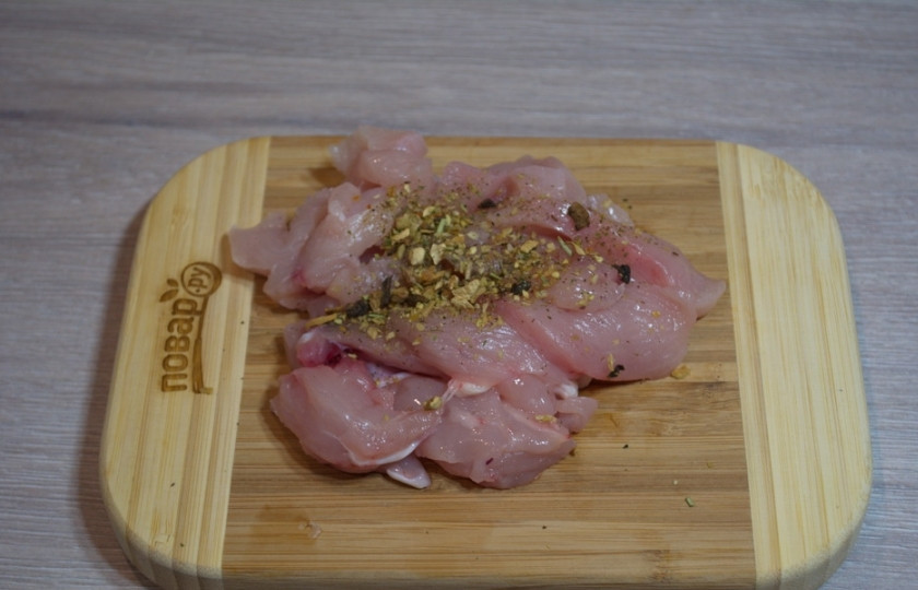 1. Этап. Куриный суп с лапшой в азиатском стиле: Куриное мясо нарезать на небольшие кусочки. Приправьте мясо восточными специями.