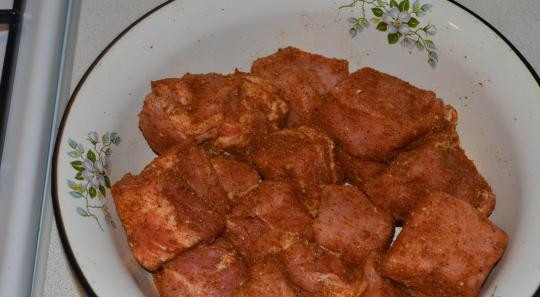 1. Этап. Шашлык из корейки свинины: Корейку помойте, нарежьте кусочками. Всыпьте приправу для шашлыка, перемешайте.