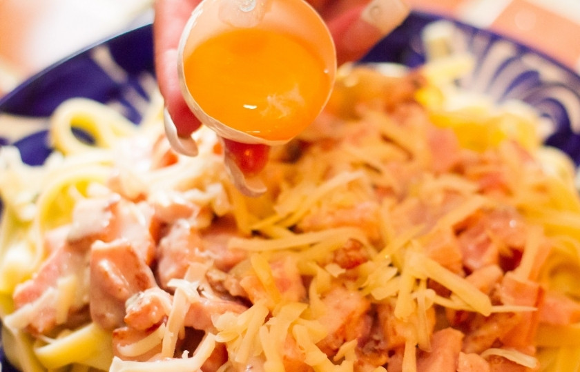 1. Этап. Тальятелле карбонара: Натрите сыр Пармезан на крупной тёрке. Посыпьте им тальятелле карбонара. Отделите желток от белка. Желток аккуратно выложите на тальятелле. С такого количества ингредиентов должно получится четыре порции, поэтому и яиц четыре. По одному желтку на каждую порцию. Подавайте к столу.