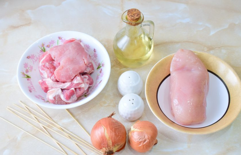 1. Этап. Люля-кебаб из свинины и курицы: Перед началом приготовления подготовьте все ингредиенты. Мясо, свинину и курицу, берите без костей. Можно с небольшим количеством жира. Он сделает блюдо сочнее.