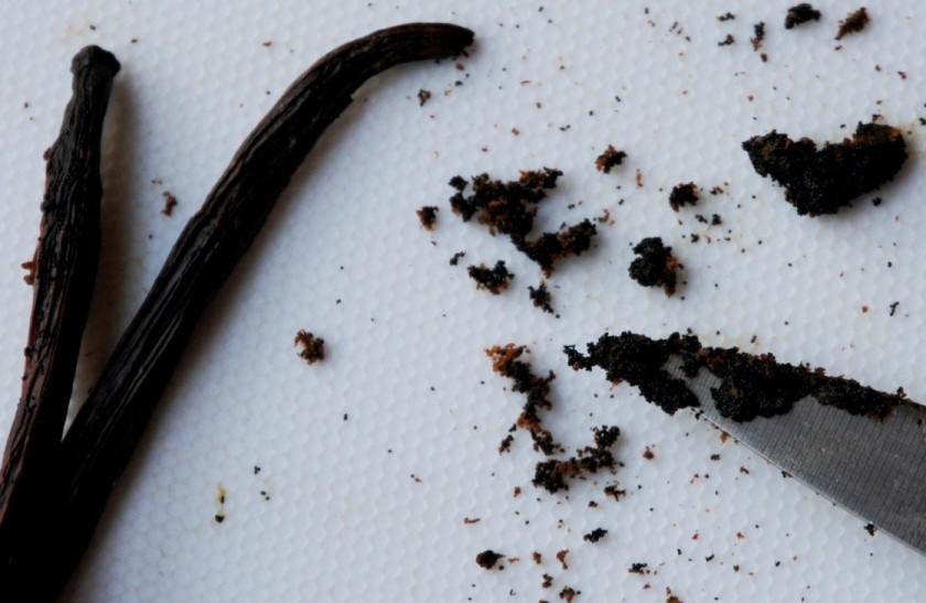 1. Этап. Ванильный чизкейк: Разрежьте стручок ванили вдоль, достаньте бобы и измельчите их.