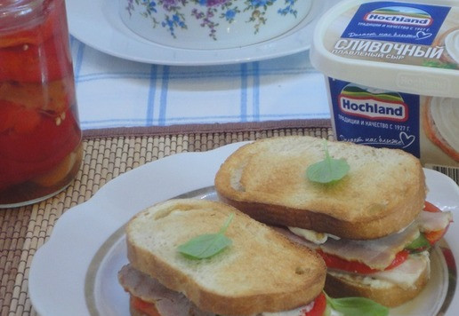 1. Этап. Бутерброд с запеченным перцем: Накрыть смазанными кусочками хлеба.