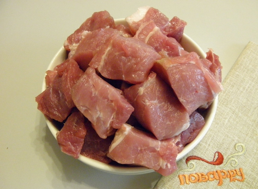 1. Этап. Свинина, тушенная кусочками: Свинину порежьте кусочками среднего размера.
