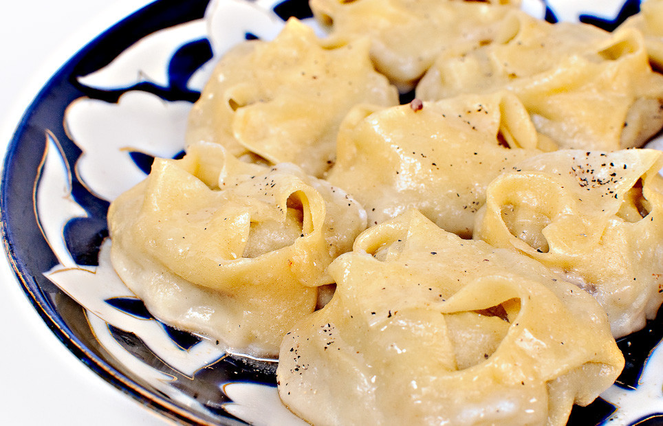 1. Этап. Манты: Блюдо готово! Приправляем черным молотым перцем и сметаной. Приятного аппетита!