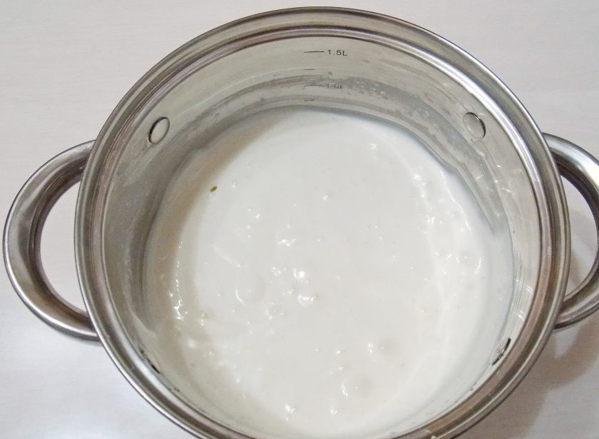 1. Этап. Торт с шоколадной крошкой: Продолжая взбивать, влейте желатин и взбивайте еще 1-2 минуты.