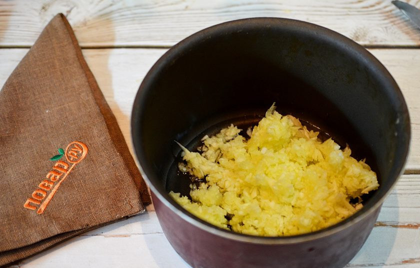 1. Этап. Советская кабачковая икра: 2. Положите в кастрюлю, добавьте масло и обжаривайте около 10 минут.