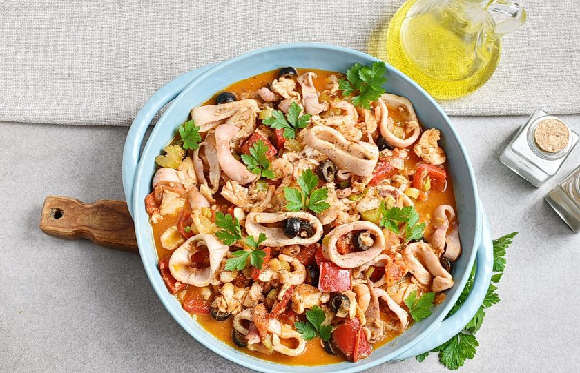 1. Этап. Рагу из морепродуктов: Посыпьте рагу свежемолотым черным перцем и украсьте петрушкой.