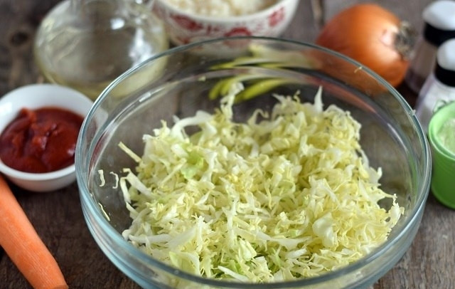 1. Этап. Ленивые голубцы по-московски: 4. Вымойте и очень мелко нашинкуйте капусту.