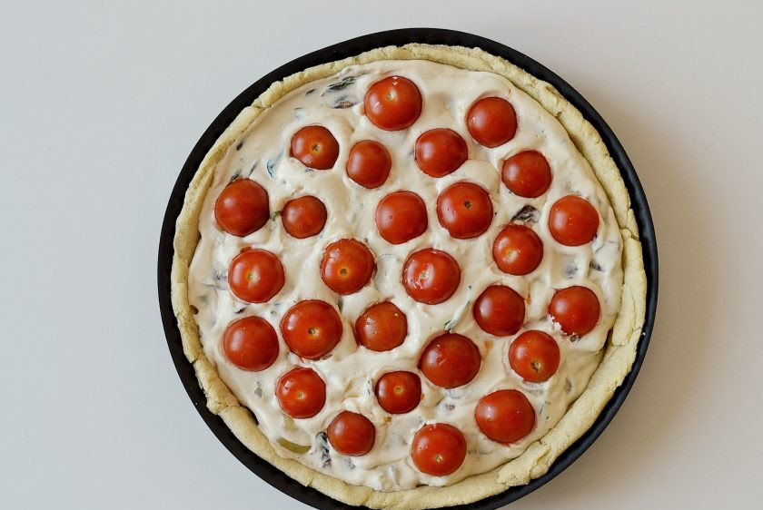 1. Этап. Постный киш: Помидоры черри разрежьте пополам, выложите сверху на пирог. Выпекайте киш в духовке 30-40 минут при температуре 180 градусов.