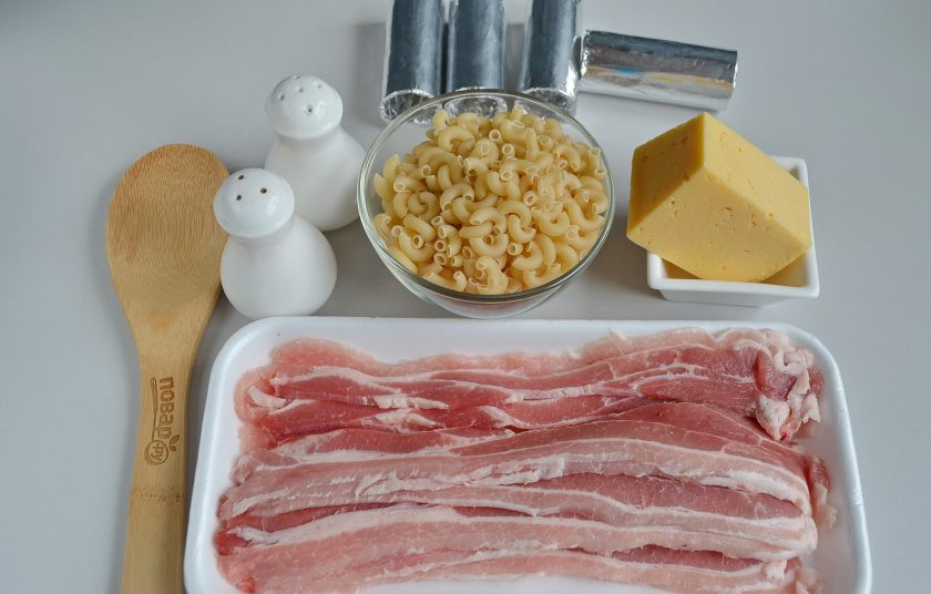 1. Этап. Шоты из бекона: Подготовьте продукты, 12 формочек. Их можно сделать из крупных макарон (каннеллони), обернув их фольгой. Можно использовать металлические 
