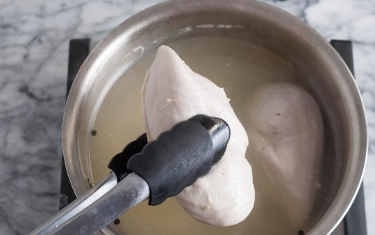 1. Этап. Идеальная отварная куриная грудка: 7. Достаньте из бульона приготовленную куриную грудку, остудите ее.