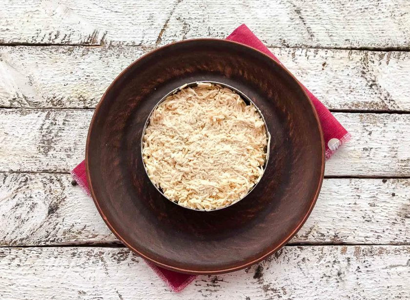 1. Этап. Салат с мандаринами: Плавленный сыр натрите на мелкой терке и выложите сверху мандарин. Смажьте слой из сыра майонезом.