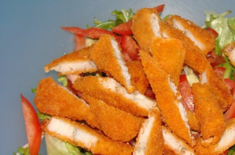 1. Этап. Простой салат с каперсами: Также нарезаем запеченные рыбные палочки, складываем в салатницу.