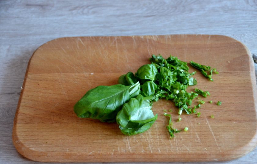 1. Этап. Тальятелле болоньезе: Мелко нарежьте базилик. Если нет свежего базилика, можно заменить на сухой.