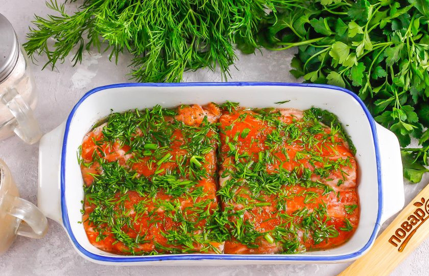 1. Этап. Засолка красной рыбы с укропом: Тщательно помните семгу, чтобы зелень выпустила сок. Нарезка укропа должна равномерно покрывать кусочки рыбы. В таком виде поместите заготовку в холодильник на 2-3 дня, прикрыв пищевой пленкой, но оставив небольшое отверстие для воздуха. Каждый день переворачивайте части рыбы на другую сторону.