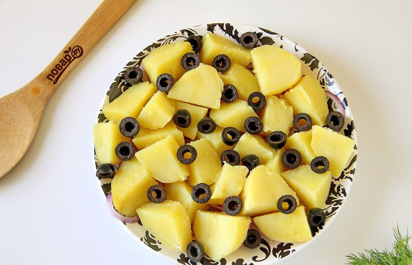 1. Этап. Салат с картофелем: Сверху разложите картофель и маслины.