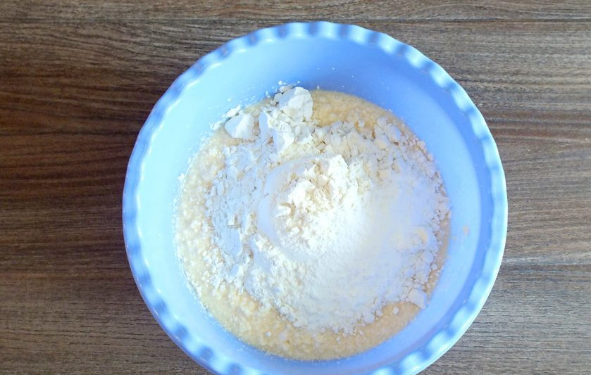 1. Этап. Творожный кекс с малиной: Всыпьте муку, разрыхлитель. Тщательно размешайте.