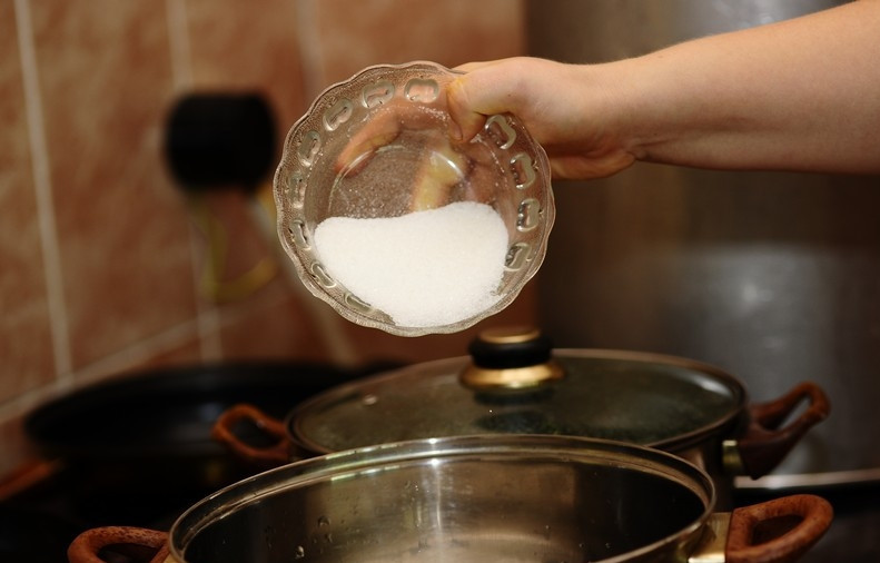 1. Этап. Напиток из базилика: Кладем к базилику сахар, перемешиваем и варим еще около двух минут.