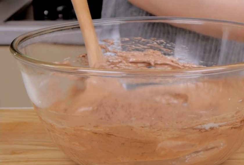 1. Этап. Торт-десерт Дары лета: 3. По одному добавьте желтки и перемешайте на минимальной скорости миксера. В три приема добавьте мучную смесь и аккуратно перемешайте лопаткой. Часть теста переложите в кондитерский мешок.