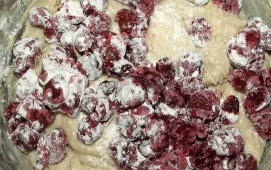 1. Этап. Вишневый пирог с кленовым сиропом: Добавьте вишню.