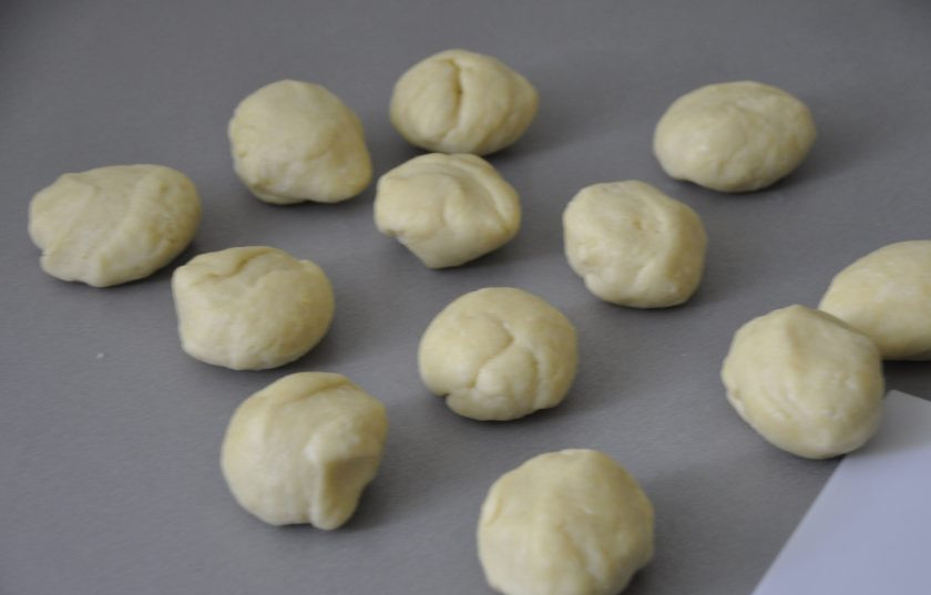 1. Этап. Кибинай: Готовое тесто разделите на равные кусочки, подкатайте, у меня получилось 12 штук весом по 70 грамм. Пирожки должны быть достаточно крупными.