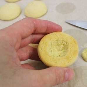 1. Этап. Пирожные Персики: 6. Острым маленьким ножом вырежьте в каждом испеченном кружочке углубление с плоской стороны. Представьте, что нашему 