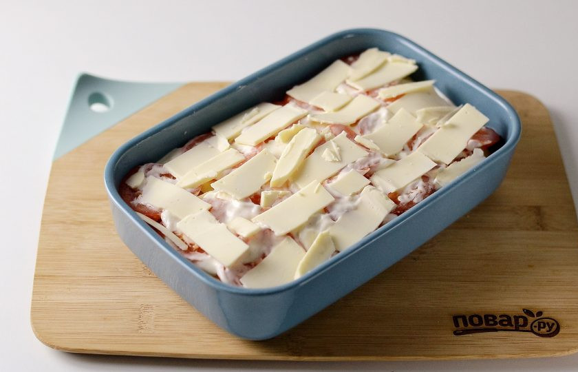 1. Этап. Cоевое мясо по-французски: Сверху промажьте постным майонезом и выложите тонкие пластины веганского сыра. Запекайте блюдо 45 минут при температуре 180 градусов.