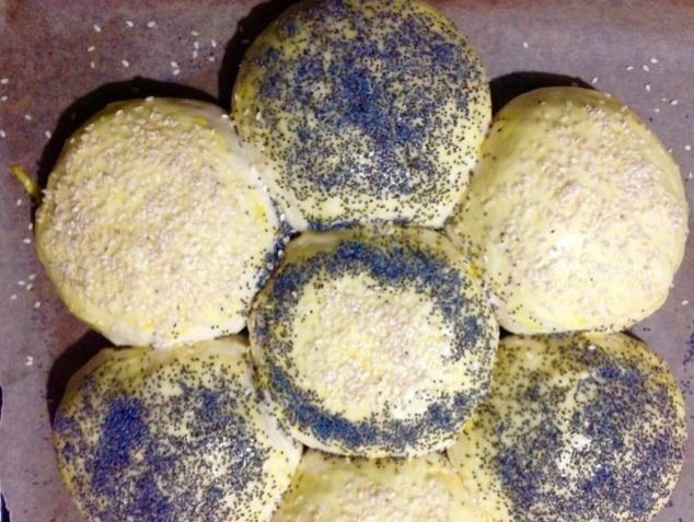 1. Этап. Хлебная Ромашка: Смажьте желтком, посыпьте булочки маком и кунжутом. Духовку нагрейте на 180°С и выпекайте до румяной корочки приблизительно 40 минут. Приятного аппетита!