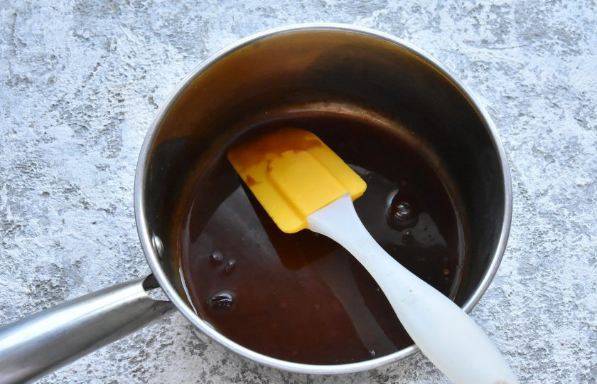 1. Этап. Рисовая жареная лапша Пад Тай: Для заправки смешайте в сотейнике рыбный соус, тамариндовую пасту, чили соус, мед и растительное масло (1 ст.л.). Доведите смесь до кипения и снимите с огня.