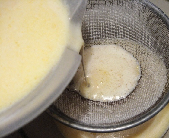 1. Этап. Канелли: 2. Немного охлажденное молоко с маслом тонкой струей вливаем к яичной смеси, добавляем ром (коньяк), перемешиваем и процеживаем через сито, чтобы не было комочков.