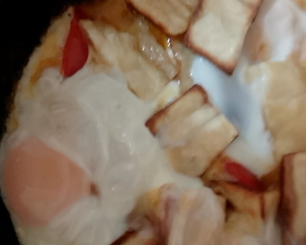 1. Этап. Яичница по-палестински: В это же время в сковороду вбить яйца, посыпать оставшейся солью и готовить под крышкой 5 минут. Приятного аппетита!