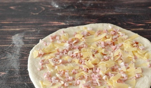 1. Этап. Рогалики с копчёной грудинкой и сыром: Разложите сверху на пласт теста грудинку и сыр. Начинки не должно быть слишком много, иначе она будет вываливаться.