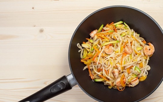 1. Этап. Лапша вок с креветками: 7. Добавьте лапшу, морепродукты, лук-порей и капусту. Выложите вторую половину соуса. По вкусу добавьте соль и перец. Перемешайте, и буквально через минуту ваша лапша вок с креветками в домашних условиях уже будет готова. Сразу же подавайте её к столу.