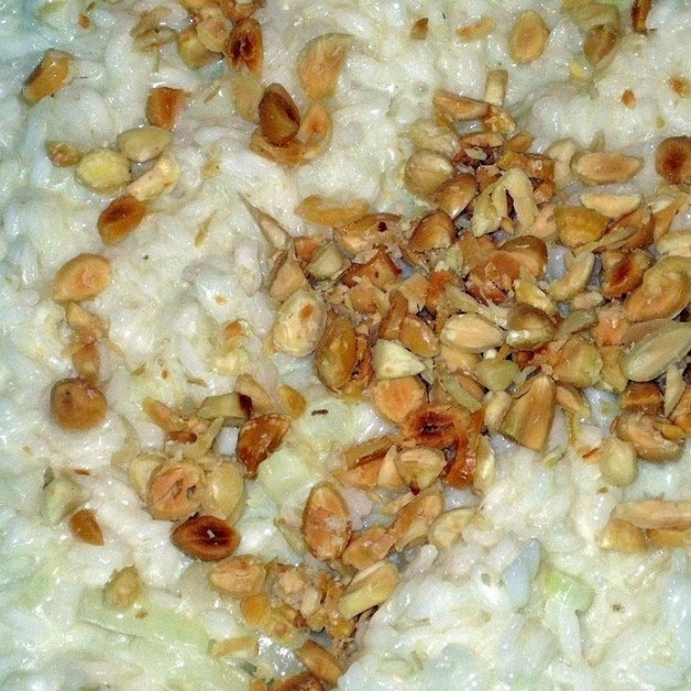 1. Этап. Ризотто с миндалем: Когда ризотто приобретет нужную консистенцию, а жидкость выпарится практически полностью, добавляем в блюдо очищенный и слегка измельченный миндаль. Тушим еще 2-3 минуты.