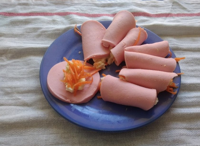 1. Этап. Рулетики из колбасы с начинкой: 7. В конце сверните колбасу рулетиками. Всё готово! Приятного аппетита!