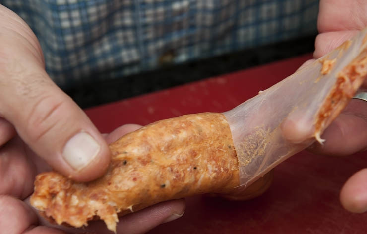 1. Этап. Паста с мясным фаршем: Пропускаем чеснок через мясорубку, колбасы очищаем от лишней шкурки.