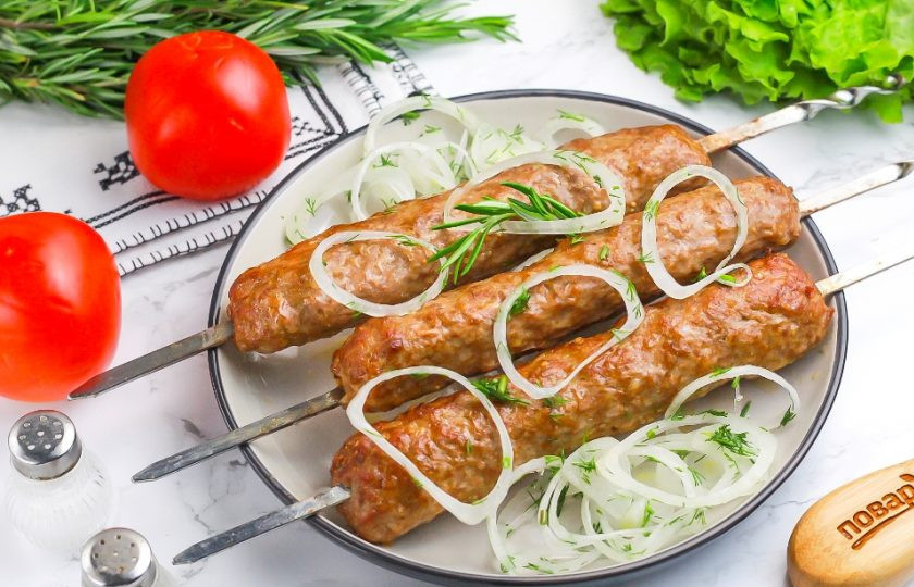 1. Этап. Гиждуванский шашлык: Подайте гиждуванский шашлык к столу, выложив на него маринованный лук, можно измельчить свежую зелень, добавить соусы. Приятного вам аппетита!