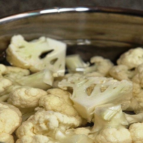 1. Этап. Гарнир из цветной капусты: Цветную капусту разбираем на соцветия и кладем в подсоленную воду на 20 минут. На огонь ставить не надо - мы замачиваем, а не варим.