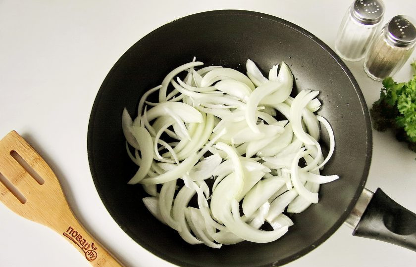 1. Этап. Запеканка Жульен: Переложите картофель пока на тарелку, а на эту же сковороду положите нарезанный перьями лук.